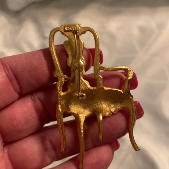 Vintage JJ brushed, gold realtor pin, beautiful Brooch. Looking for a new home! - Picture 7 of 8